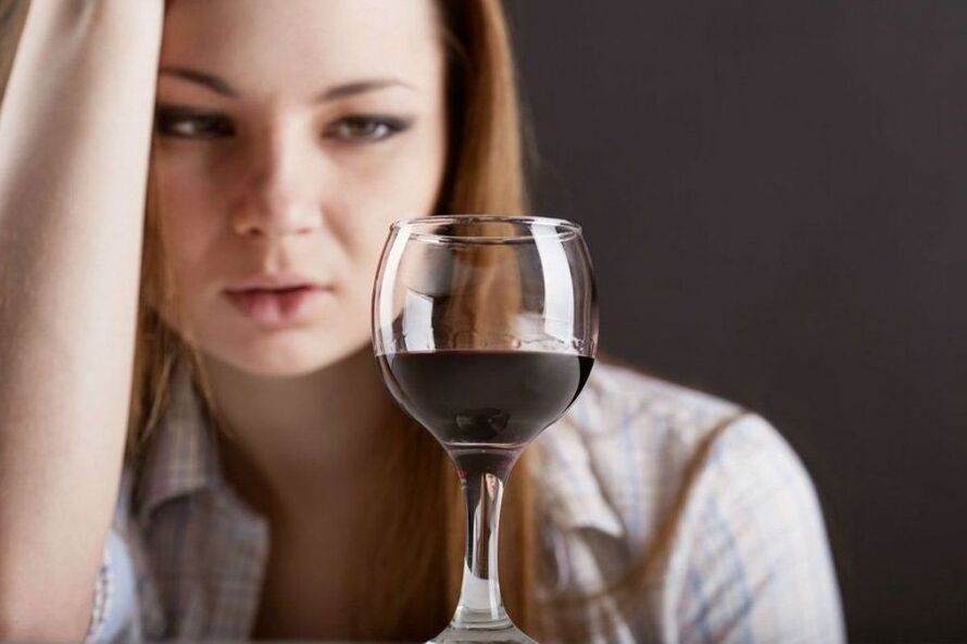 Mulher com um copo de vinho