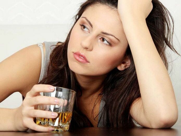 Uma mulher com álcool
